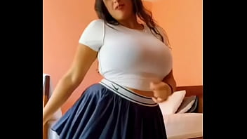 Bailo y se me ven grandes mis pechos