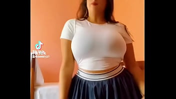 Bailo y se me ven grandes mis pechos