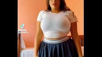 Bailo y se me ven grandes mis pechos Bailo y se me ven grandes mis pechos