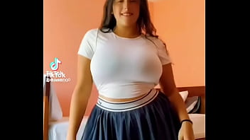 Bailo y se me ven grandes mis pechos
