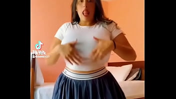 Bailo y se me ven grandes mis pechos Bailo y se me ven grandes mis pechos