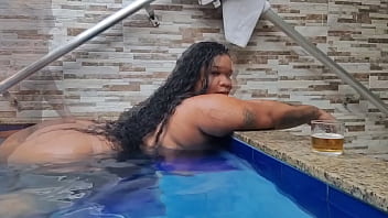 Bbw bebeu meu leite todinho na beira da piscina