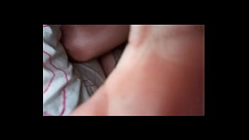 Mi padrastro me folla dejándome la vagina llena de leche