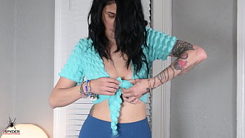 Jazmin tries on leggings and wrap shirt for photoshoot