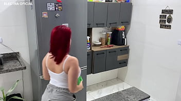 Contratei essa empregada veio com esse shortinho socado me provocando