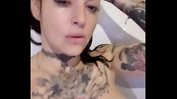 Coucou chéri tu viens avec moi dans mon bain