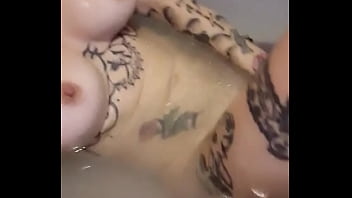 Coucou chéri tu viens avec moi dans mon bain