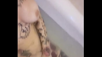 Coucou chéri tu viens avec moi dans mon bain
