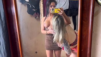 Madrasta safada do caraio não aguento a chupada da enteada na sua buceta e babo tudo na boca da safada