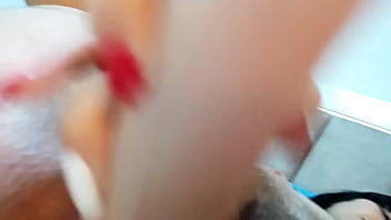 Kaithsaumeth gime de placer ante una enorme polla que le destroza su pequeño y estrecho coño