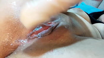 Kaithsaumeth gime de placer ante una enorme polla que le destroza su pequeño y estrecho coño