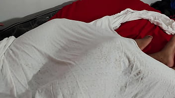 Bbw gostosa com sua bunda grande é fudida envergonhada embaixo do edredom pois ela queria engravidar