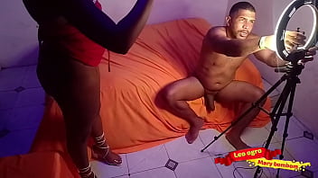 Morena gostosa fudendo com coroa em live