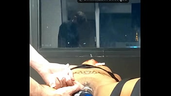 Amarrei A Novinha Na Mesa E Usei Vários Vibradores Até Ela Gozar thumbnail