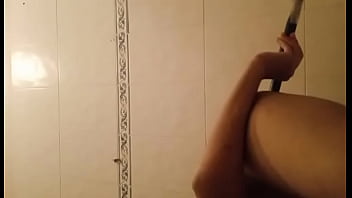 Un Femboy Se Penetra Con Un Gran Palo En El Orto Y Le Termina Encantando thumbnail