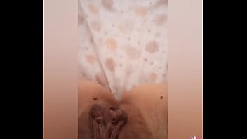 Greta va in bagno e poi si riscalda sotto la coperta