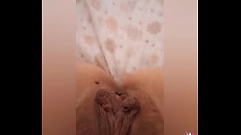 Greta va in bagno e poi si riscalda sotto la coperta