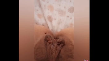 Greta va in bagno e poi si riscalda sotto la coperta