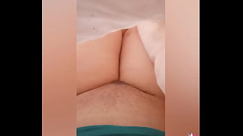 Greta va in bagno e poi si riscalda sotto la coperta