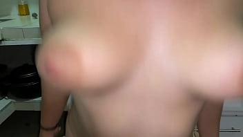 Le sacamos toda su leche a nuetro hermanastro con una buena mamada