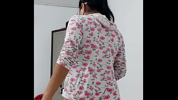 Milf with a beautiful ass dances showing it and showing her big nipples