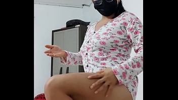 Milf with a beautiful ass dances showing it and showing her big nipples