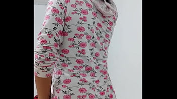 Milf with a beautiful ass dances showing it and showing her big nipples