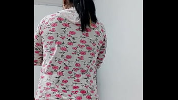 Milf with a beautiful ass dances showing it and showing her big nipples