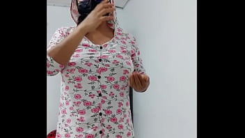 Milf with a beautiful ass dances showing it and showing her big nipples