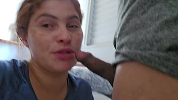 Chupando a rola do marido de aluguel ele aceitou um boquete como forma de pagamento