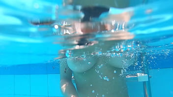 Larissa leite com sua beleza conquista o garanhão e fode na beira da piscina