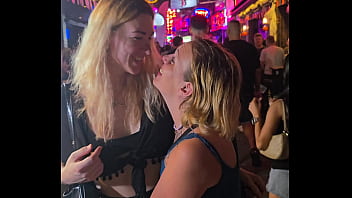 On a passé une bonne soirée à bangkok avec tonio et lysia notre chérie