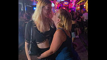 On a passé une bonne soirée à bangkok avec tonio et lysia notre chérie