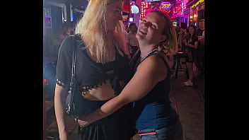 On a passé une bonne soirée à bangkok avec tonio et lysia notre chérie