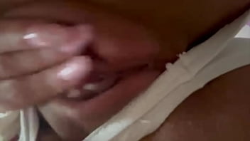 Rica masturbada en la cama de su primo antes de que el llegue