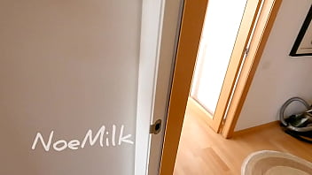 Noe milk esta tomando el sol en su terraza le pongo aceite y me la acabo follando sin piedad