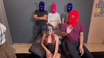 Hotwife flaquita es cogida en un gangbang enfrente de su esposo