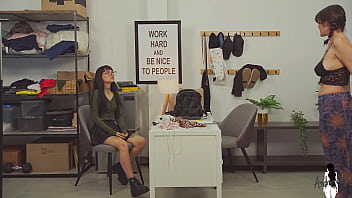 Atrapan a 2 chicas robando en una tienda y las ponen a mamar para safarse