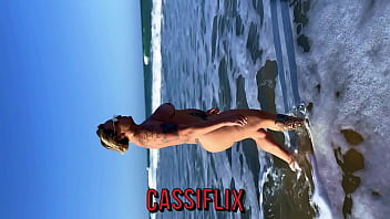 Ele me viu na praia e me convidou para seu apto e fodeu meu cu e minha buceta com seu pauzao gostoso completo no cassiflix