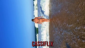 Ele me viu na praia e me convidou para seu apto e fodeu meu cu e minha buceta com seu pauzao gostoso completo no cassiflix