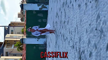 Ele me viu na praia e me convidou para seu apto e fodeu meu cu e minha buceta com seu pauzao gostoso completo no cassiflix