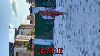 Ele me viu na praia e me convidou para seu apto e fodeu meu cu e minha buceta com seu pauzao gostoso completo no cassiflix