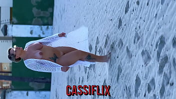 Ele me viu na praia e me convidou para seu apto e fodeu meu cu e minha buceta com seu pauzao gostoso completo no cassiflix