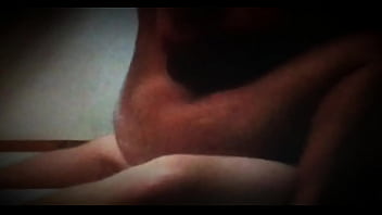 Sentando e esfregando gostoso