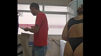 Depois do almoço vou receber o pedreiro pra ele ve o serviço e me da um orçamento coloquei essa roupa de putinha pra ter desconto