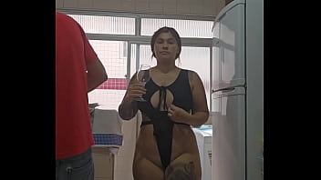 Depois do almoço vou receber o pedreiro pra ele ve o serviço e me da um orçamento coloquei essa roupa de putinha pra ter desconto