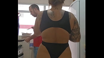 Depois do almoço vou receber o pedreiro pra ele ve o serviço e me da um orçamento coloquei essa roupa de putinha pra ter desconto