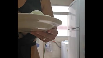 Depois do almoço vou receber o pedreiro pra ele ve o serviço e me da um orçamento coloquei essa roupa de putinha pra ter desconto