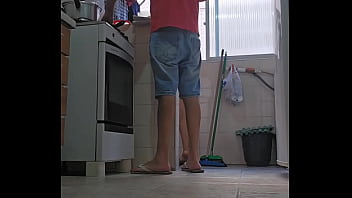 Depois do almoço vou receber o pedreiro pra ele ve o serviço e me da um orçamento coloquei essa roupa de putinha pra ter desconto