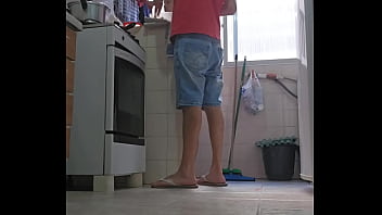 Depois do almoço vou receber o pedreiro pra ele ve o serviço e me da um orçamento coloquei essa roupa de putinha pra ter desconto